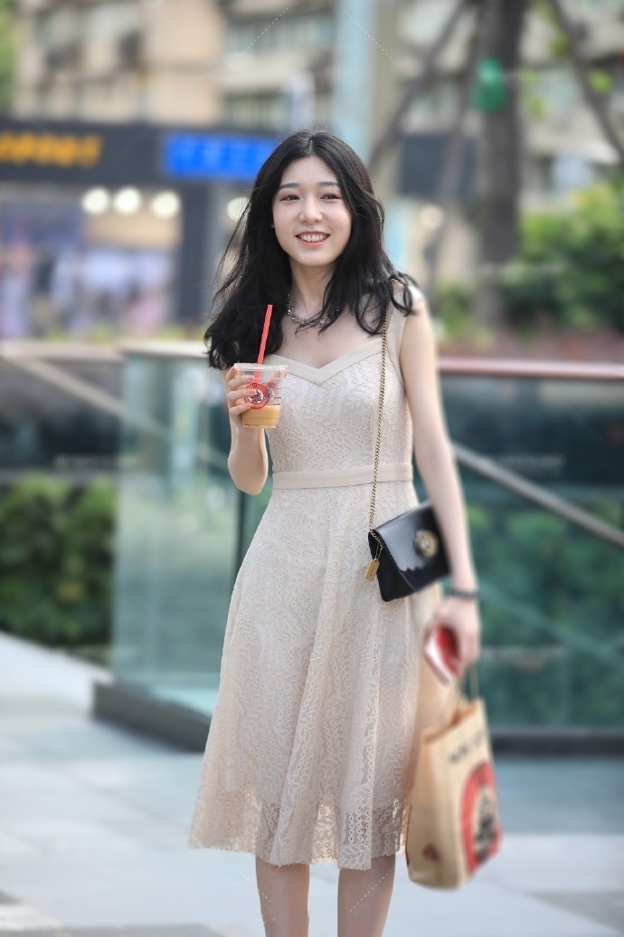 街拍美女身穿露肩连衣裙,身材好到让人嫉妒,不喜欢不行!