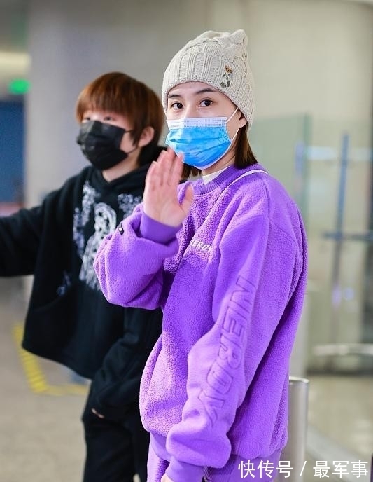 富二代 何超莲虽然长得好看,却不怎么像富二代,日常的穿搭太普通了