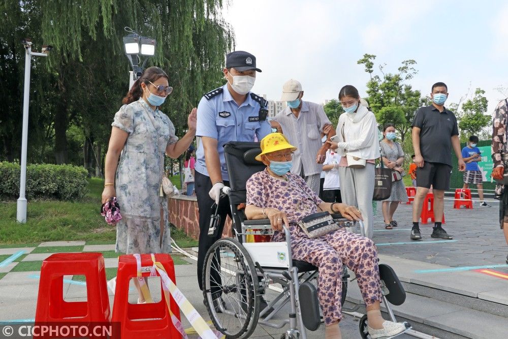 江苏扬州：“爱心通道”让核酸检测更有温度