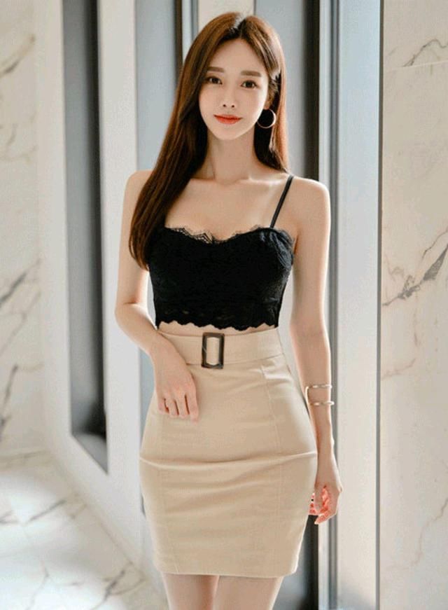 女神孙允珠高清时尚搭配：夜魅俏皮萤光精灵蕾丝吊带裙