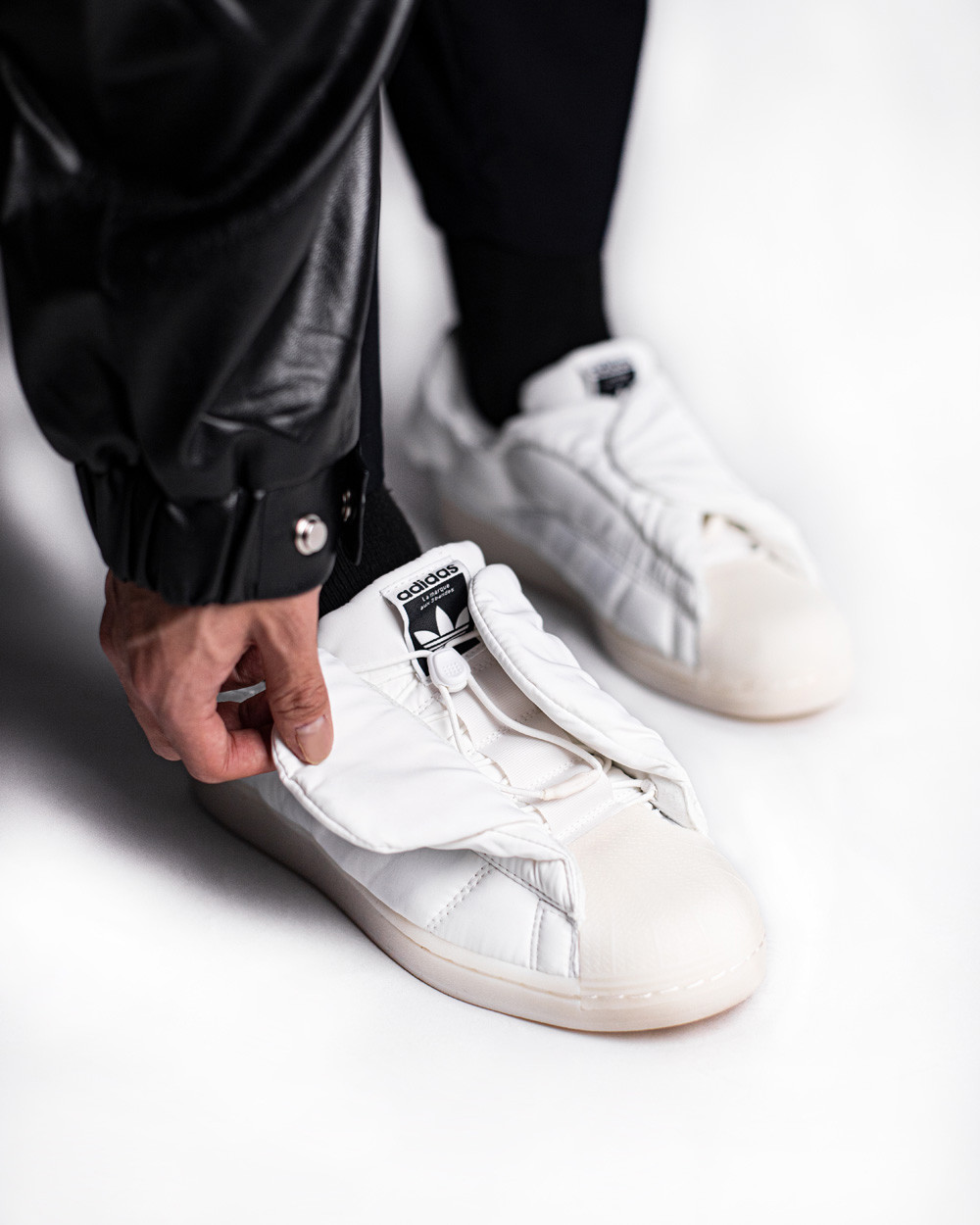 gin天太冷, 阿迪给鞋都穿上棉袄了! 小姐姐露腿穿真白啊!