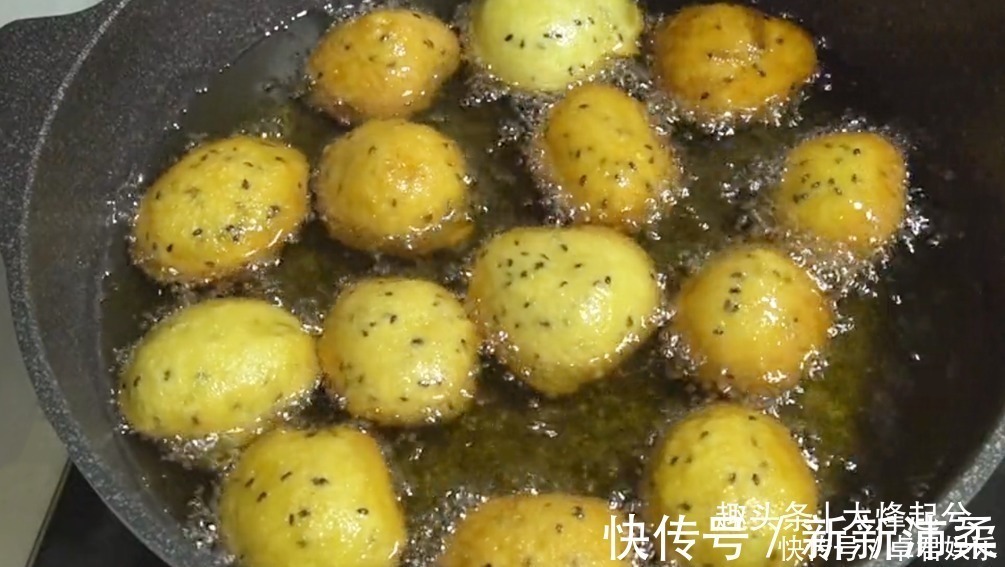 汤勺|玉米面加2个鸡蛋,筷子一搅,手不沾面,个个外酥里软,比油条香
