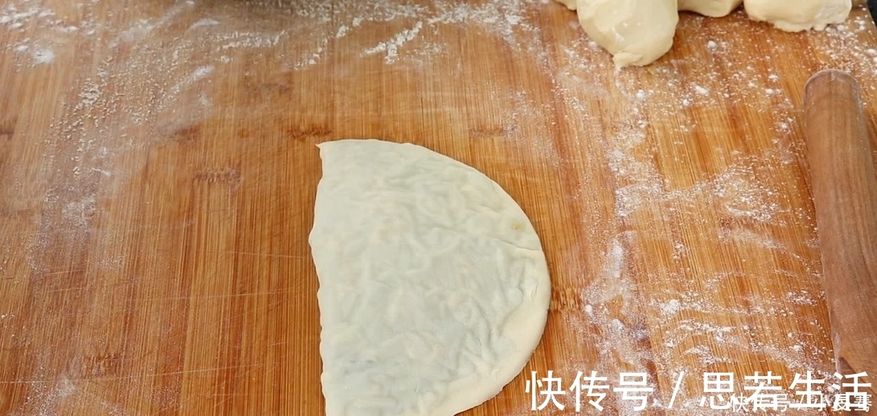 韭菜盒子最好吃的做法，开水一烫，做出来薄皮大馅，太香了