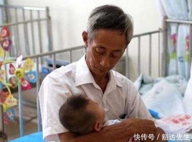 超市|孙子超市里弄碎一盒鸡蛋,店员让赔10盒,被爷爷怼得直接闭嘴了