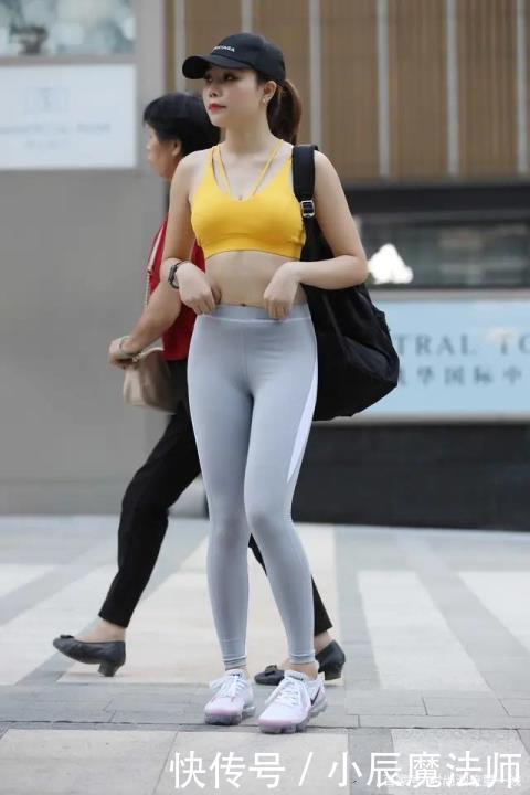 身材高挑|亭亭玉立的打底裤美女,纤纤小蛮腰令路人激动不已