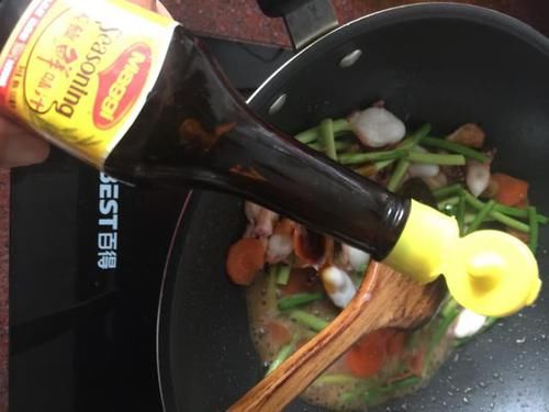 胡萝卜片|炒蒜苔，焯水还过油？其实都不对，这样做翠绿又鲜嫩