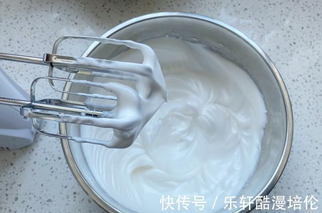 想吃杯子蛋糕不用买,在家轻松做出水光肌小蛋糕,不皱不裂又饱满