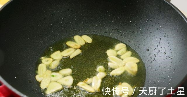 苹果|鸡腿营养丰富,搭配苹果一起炒,酸甜可口!