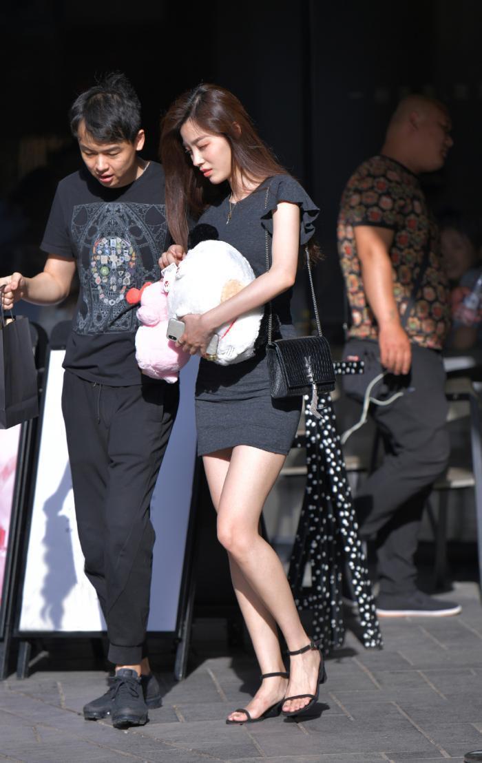 街拍;修身短裙让你展现出青春的气质,秀出简单大方的美