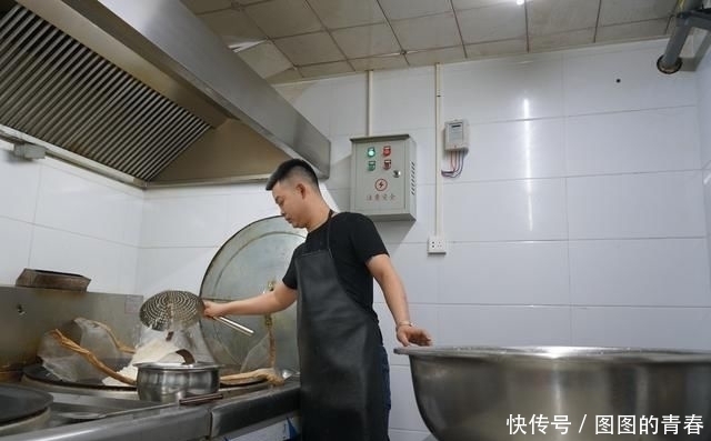  视频|90后小伙卖手抓饭食客一个视频让他走红，每天轻松卖出200碗