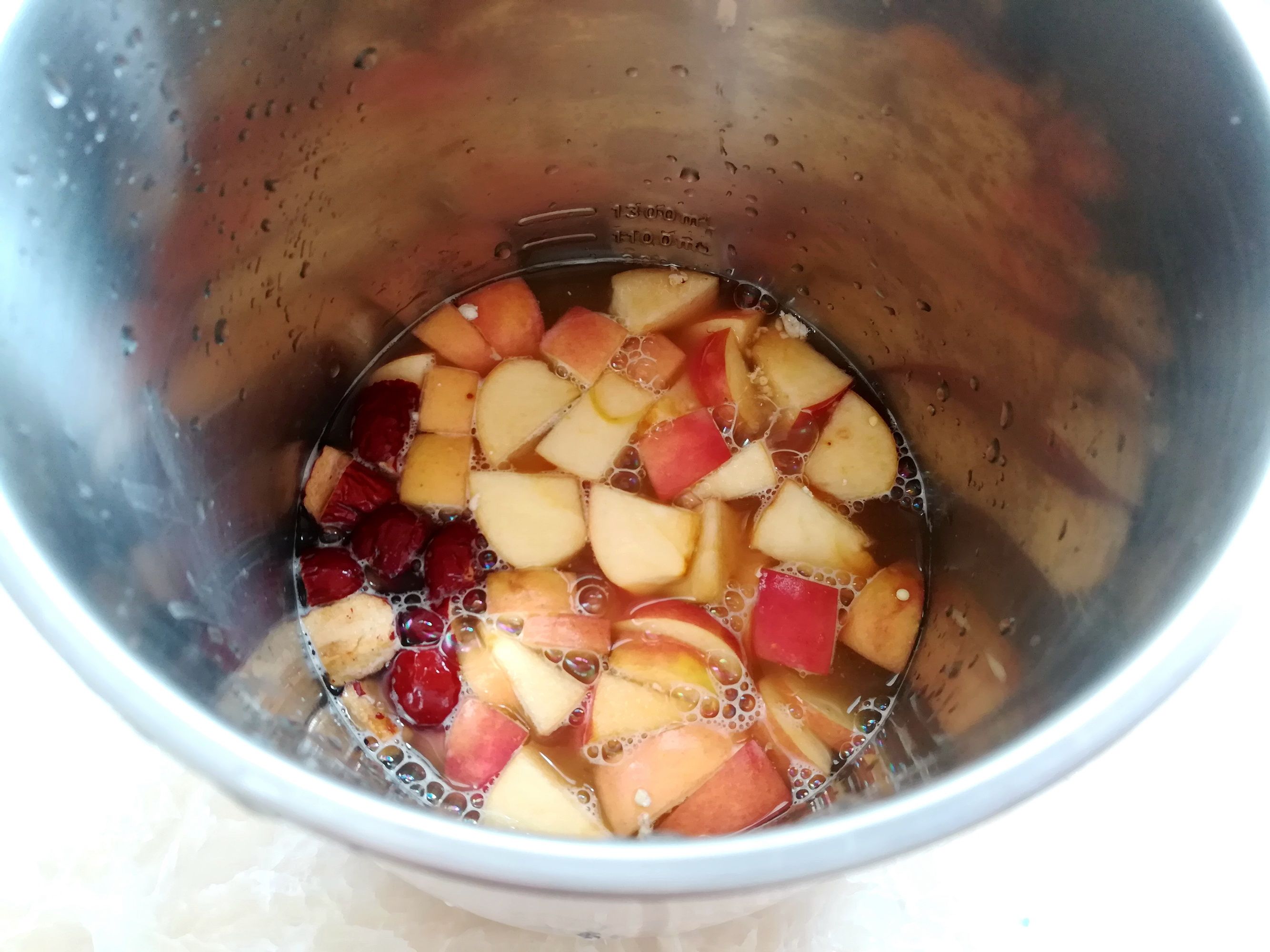 1杯麦片1个苹果，营养丰富易吸收，早餐喝一碗，整天能量满满的