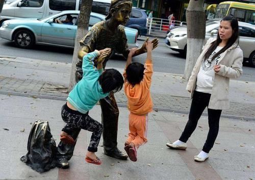 孩子|孩子6岁前若有这3种“节俭”行为,不是懂事,家长千万别得意