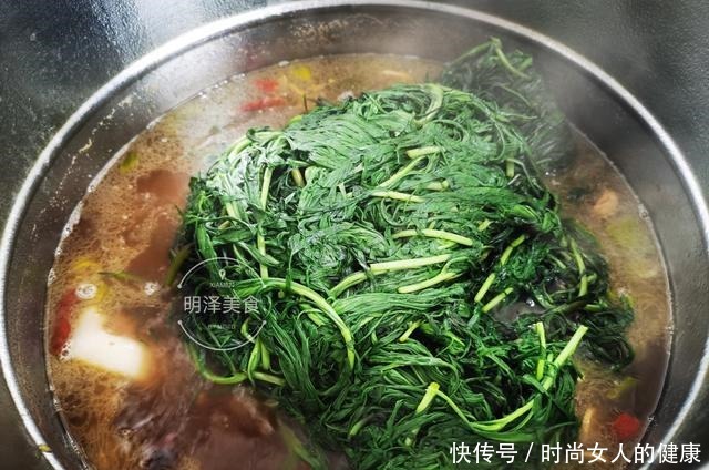 在南方少见,东北常见的一种野菜,加些排骨一炖,真的是一道美味
