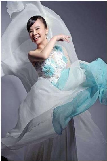 双目 24岁获《星光大道》总冠军,双目失明却成著名歌手,婚后幸福美满