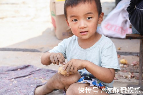 西红柿|37度高温,农村2岁娃跟着爷爷做生意,土豆当玩具,看得心疼