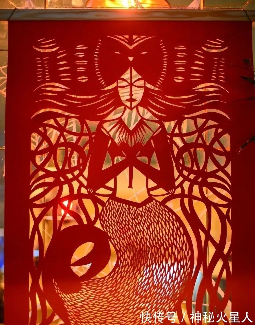 弗里达$她的剪纸作品太有想象力了!夸一句精美绝伦,一点也不过分