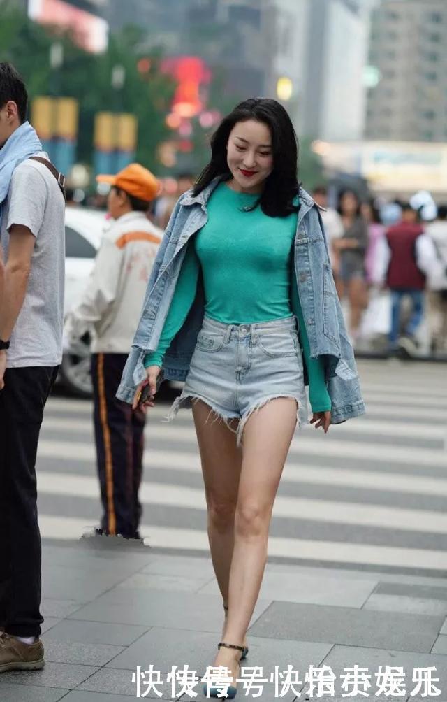 街拍美女脚上搭配一双交叉绑带的高跟凉鞋，显得特别的清爽