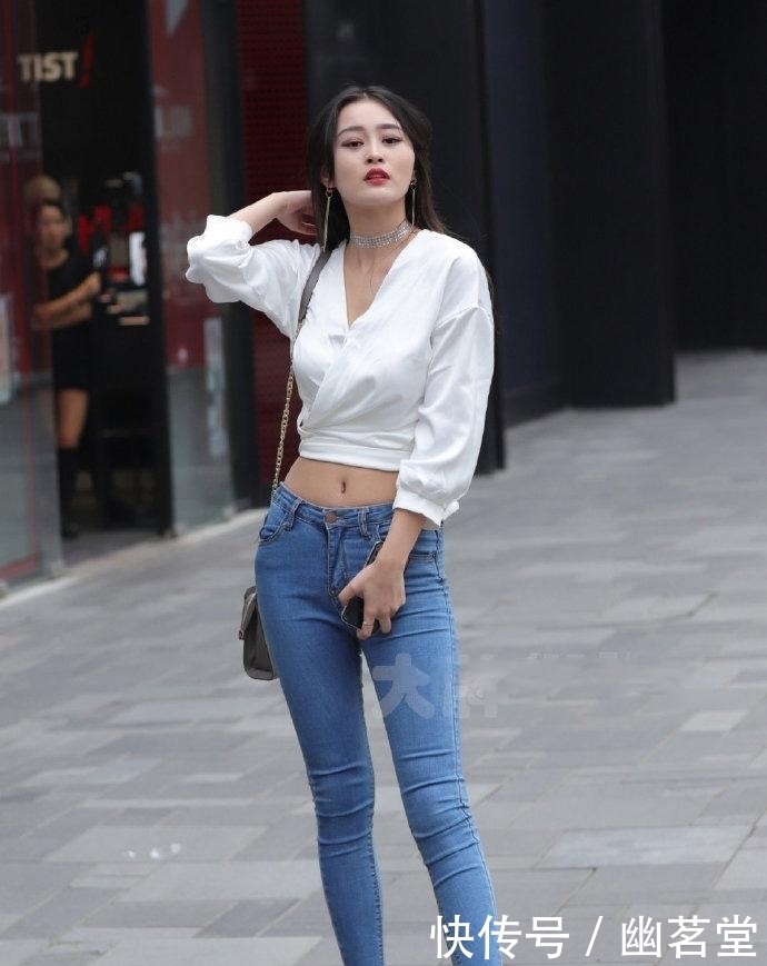 街拍:紧身牛仔裤简约时尚,小姐姐们都是行走的时尚