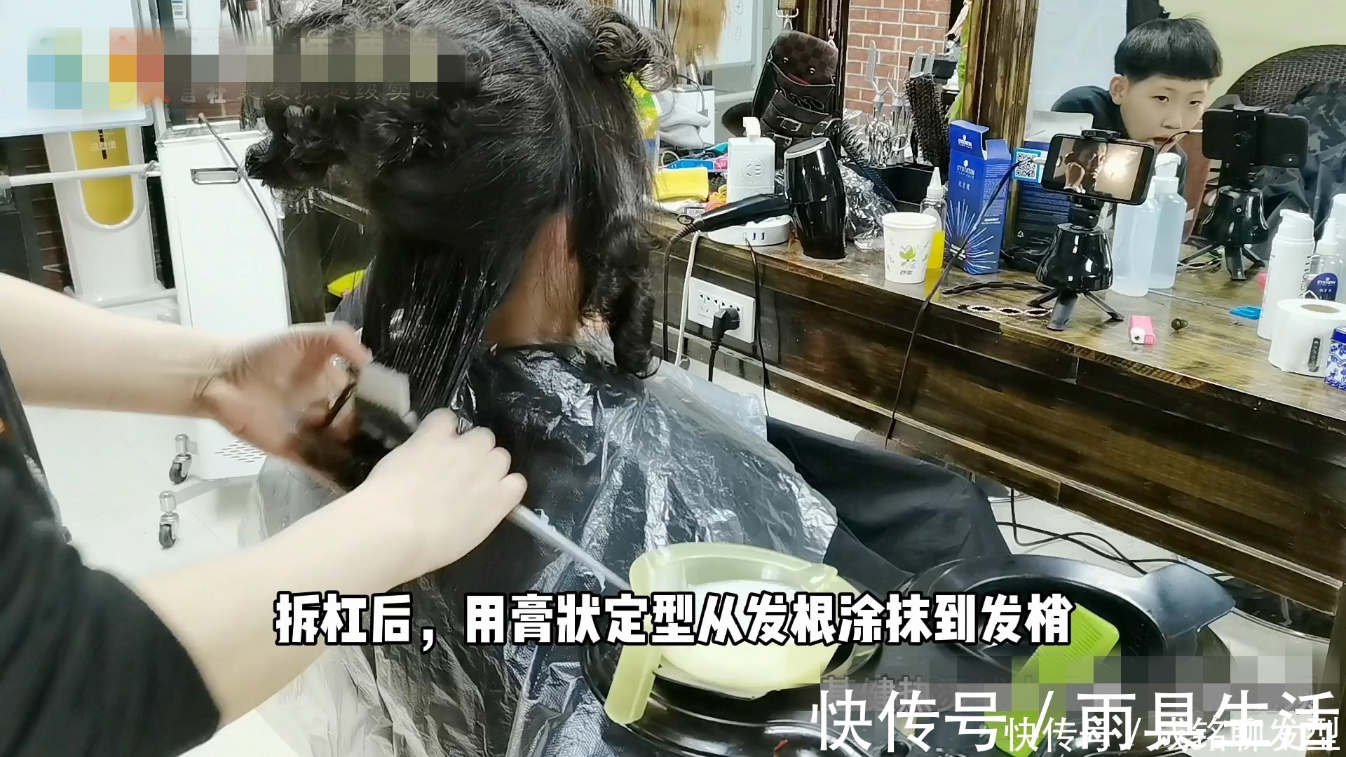 发型|50岁女士自来卷沙发发量多，头发抛光+抱团卷，柔软减龄又时髦