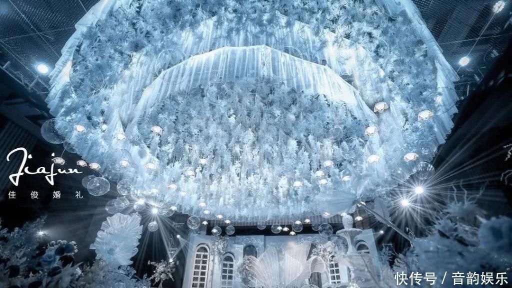 通透蓝的童话婚礼,有漂浮在海上的泡沫,和静谧的海棠花开