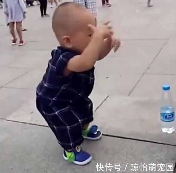 年轻人|奶奶带2岁孙子出门,妈妈下班后去接孩子,广场上的画面让她笑翻