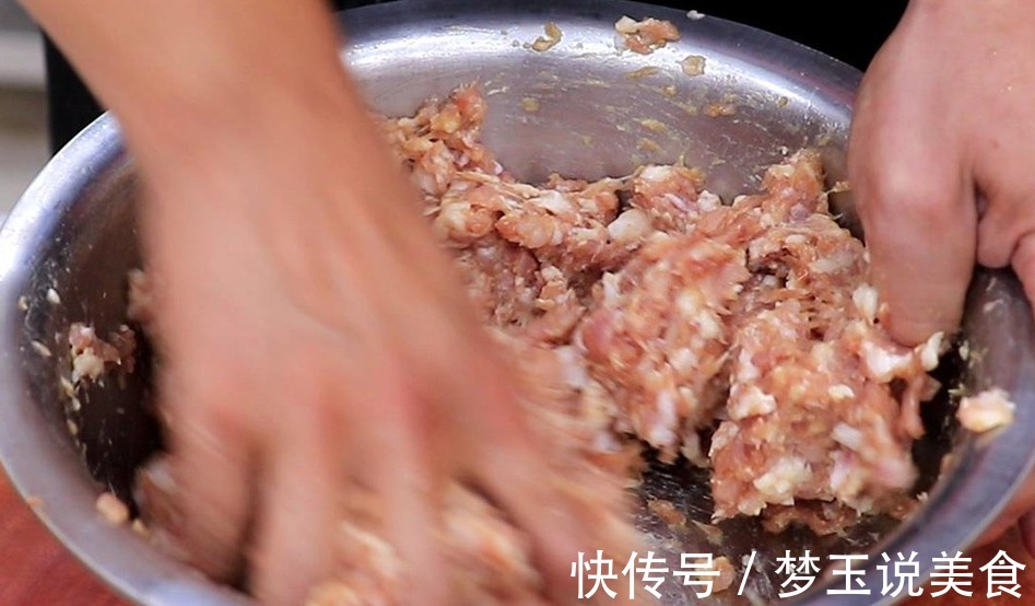红烧狮子头的正确做法,调肉馅是关键,软烂入味,一盘都不够吃!