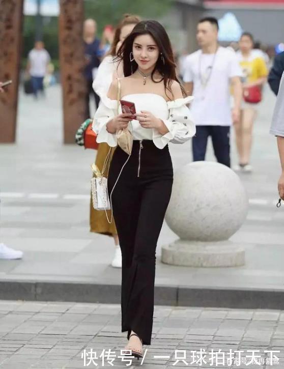 牛仔衬衫搭配灰色打底裤,青春靓丽,活泼可爱