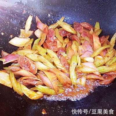 红椒|暖冬这道香辣下饭菜——芹菜炒腊肠，暖胃暖身又暖心