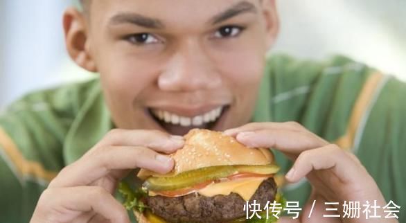 人体|喝水是便宜的“长寿药”,此2个时间段尽量少喝,家人赶紧改正!