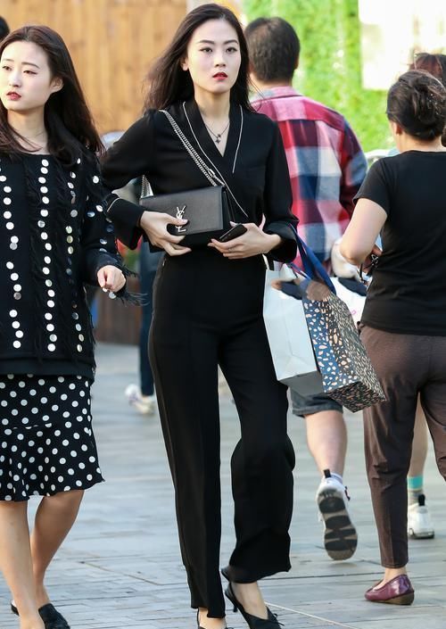 宽松版型上衣,搭配黑色直筒裤,看起来很高级