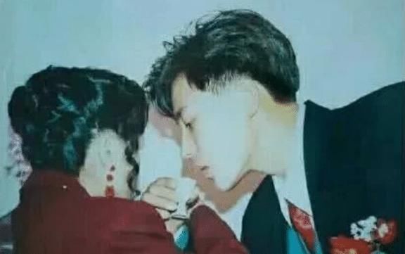 父母|“爸,我妈是被你绑架来的吗”看网友晒爸妈“结婚照”,笑抽了