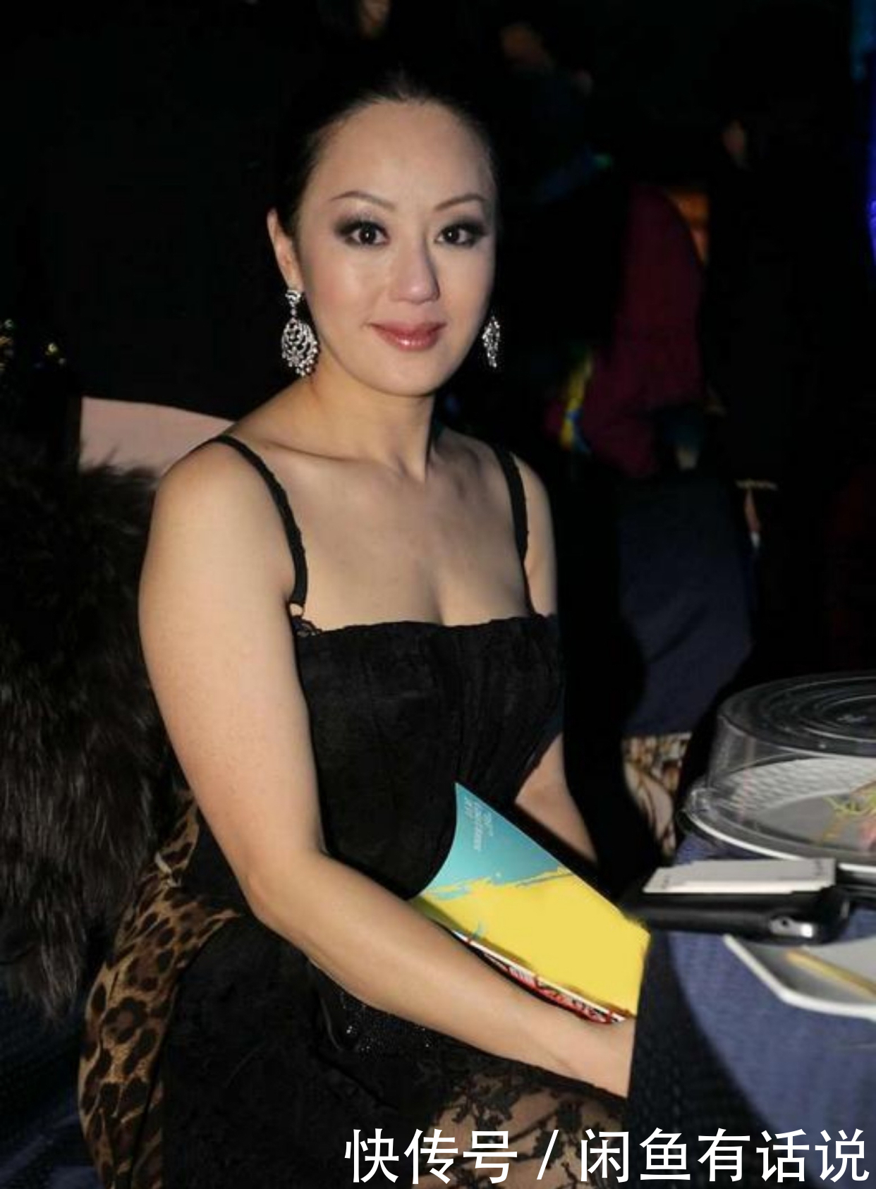 穿搭|章小蕙虽然身材微胖,穿蕾丝吊带裙却很显气质,一张旺夫脸最抢镜