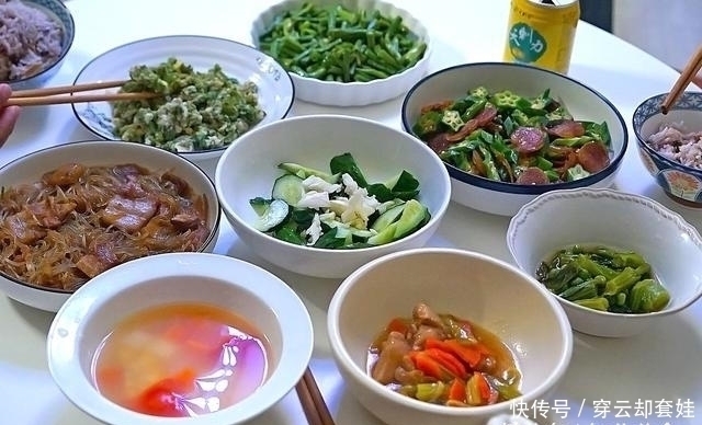 晒一晒我家的午餐,做了一桌子菜,被说吃得太随意