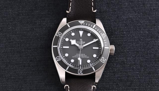 灰褐色|开创帝舵潜水腕表先河?品鉴帝舵碧湾925腕表