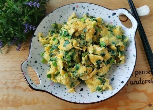 把韭菜切成段和鸡蛋一起炒，放在一起炒，不容易消化，吃韭菜最讲究季节