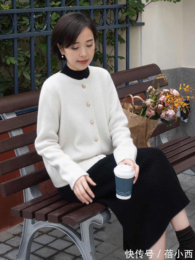 早冬|早冬如何穿才优雅?搭配组合“针织开衫+半身裙”,内搭外穿都美