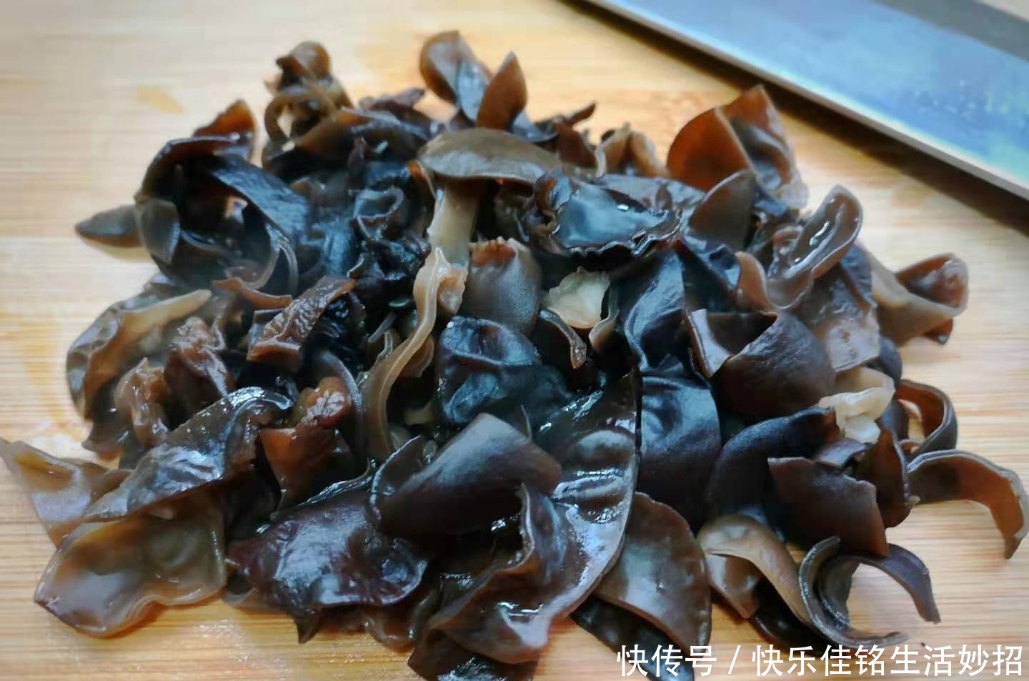 韭黄炒木耳|这菜和黑木耳是绝配,简单一炒,清肠又去脂,正当季,要多吃!