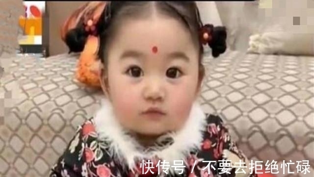 孩子|4岁女儿被送奶奶家生活,接娃时把妈妈看呆了,网友:太喜庆了