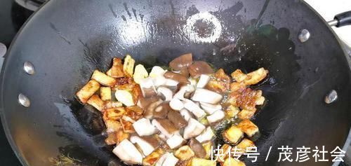 豆腐和香菇是绝配,冬天这样吃实在太香了,比大鱼大肉都好吃