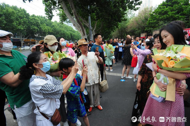 考生们|考生们走出考场后收到鲜花与家人拥抱