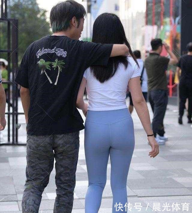 搭配 穿“沙漏型”打底裤的辣妈，造型个性又有时尚感，优雅时尚！