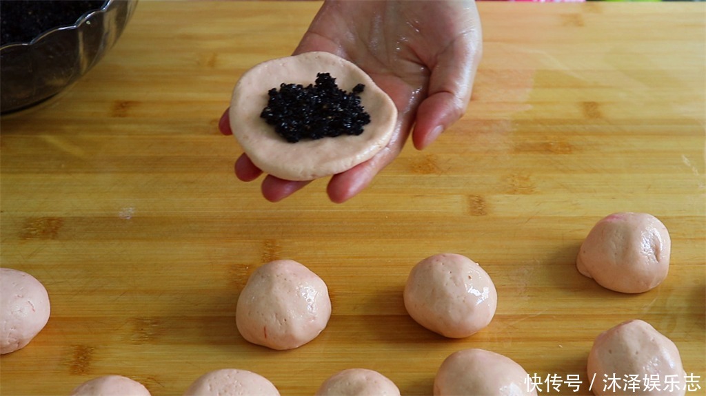 小饼|3个西红柿加1碗芝麻，教你简单又好吃的做法，出锅老公连吃5个