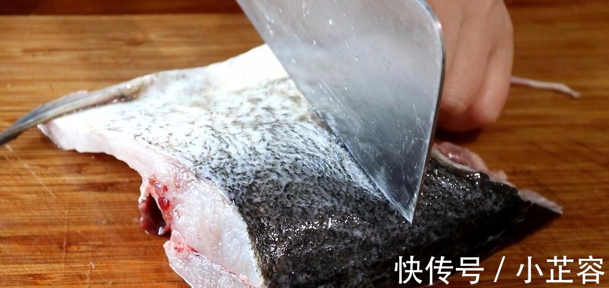 做法|教你做砂锅焗鱼头，全过程不加水，鱼肉鲜嫩入味，做法简单易学