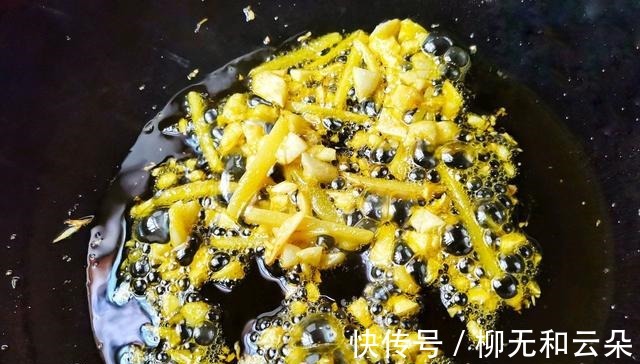 西蓝花炒白玉菇|家常西蓝花炒白玉菇,味道清淡又鲜美,大人小孩都爱吃!
