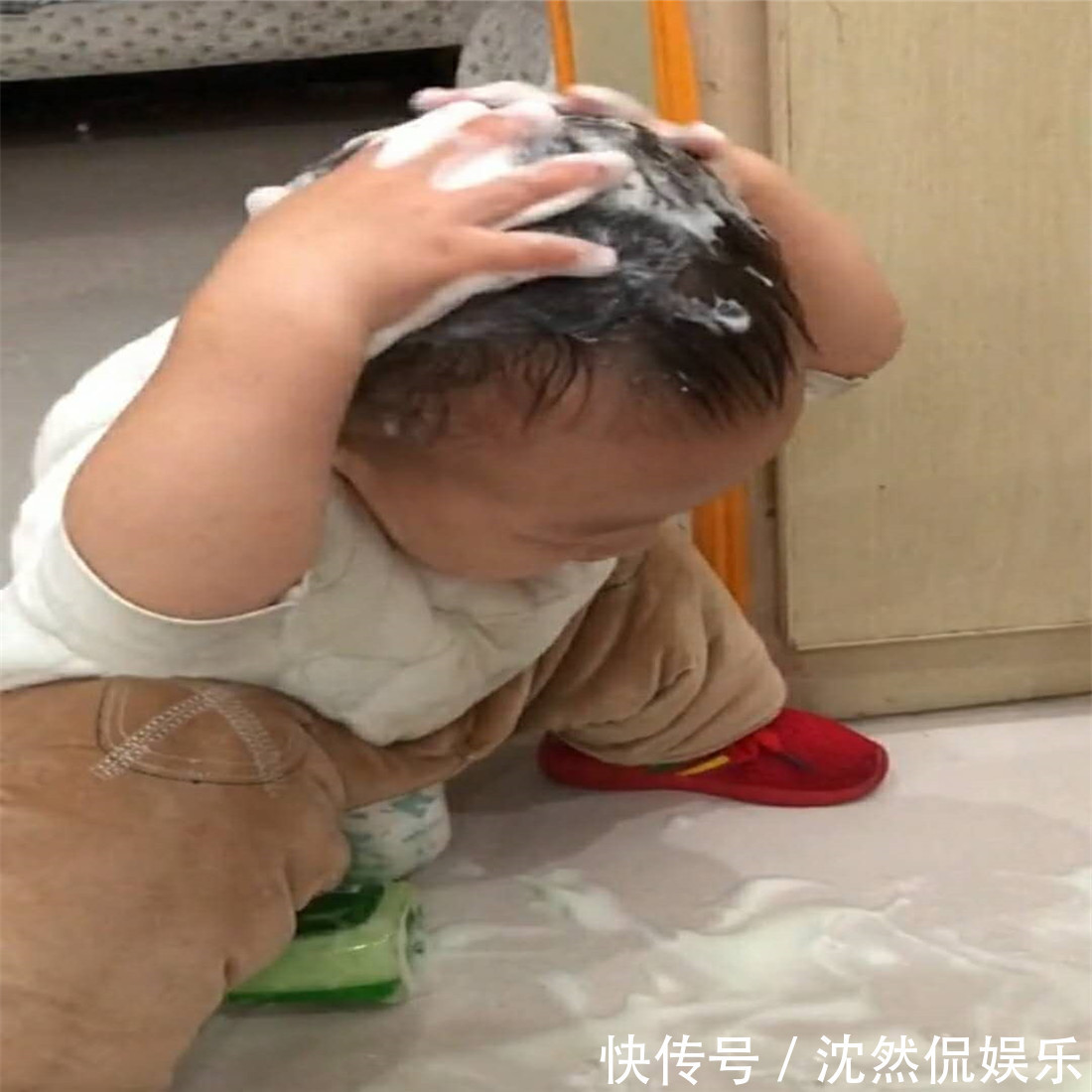 妈妈沉迷电视,留2岁宝宝独自洗头,广告时间过来看,心都融化了