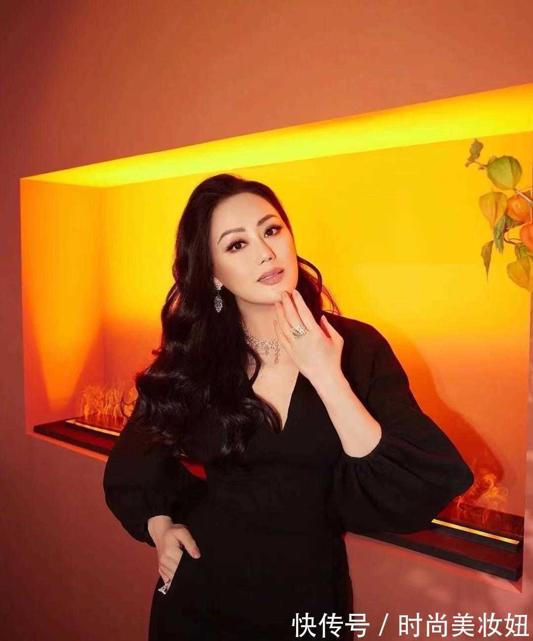 鱼尾裙 58岁章小蕙气质开挂,穿黑色鱼尾裙高雅大方,满满的名媛范