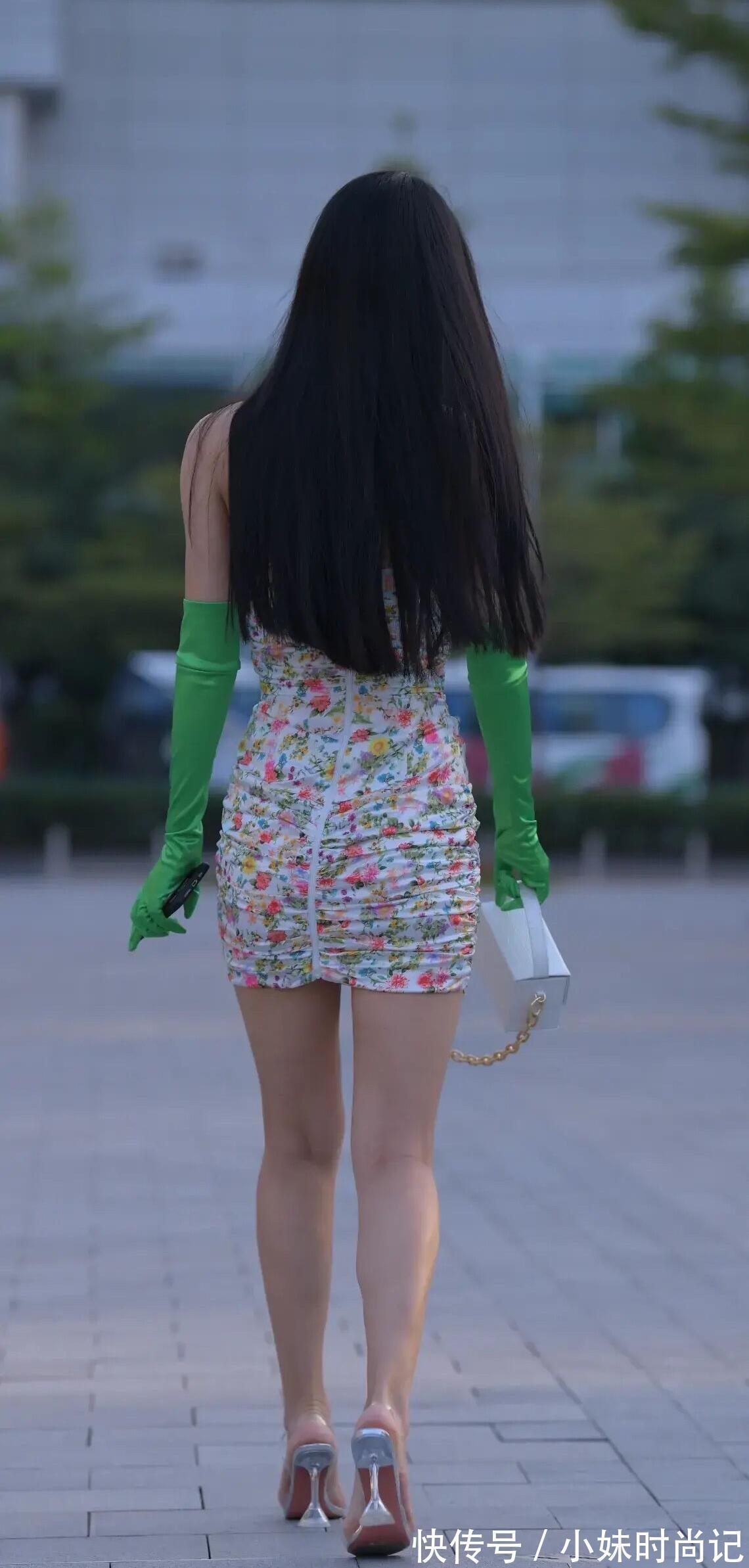 性感|碎花抹胸短裙搭配绿色袖套,性感又高级,个性十足