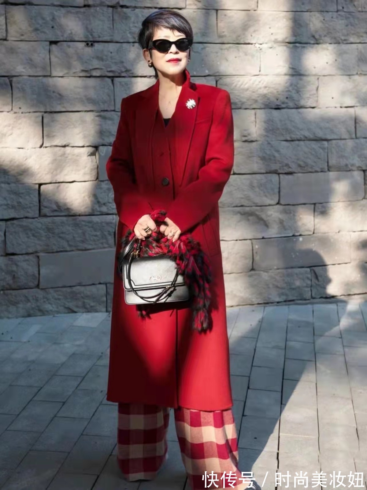 新年 50岁女人“新年”就该这样穿,喜庆洋气又显气质,照穿美成焦点