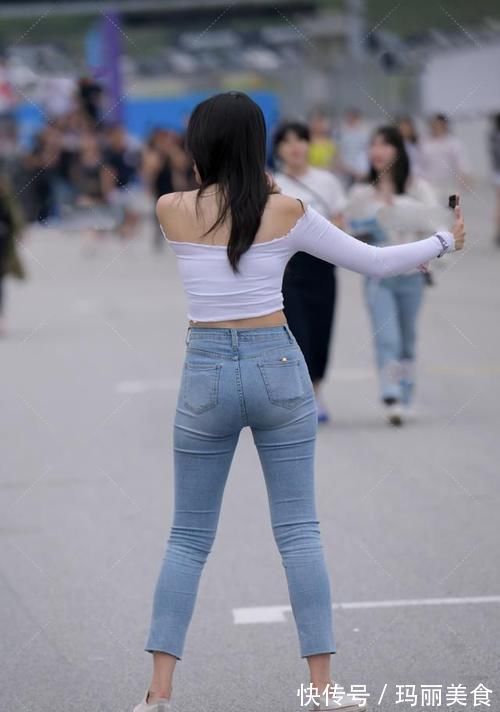 锁骨|长袖一字肩搭配浅蓝色牛仔裤,给人一种清新的气息