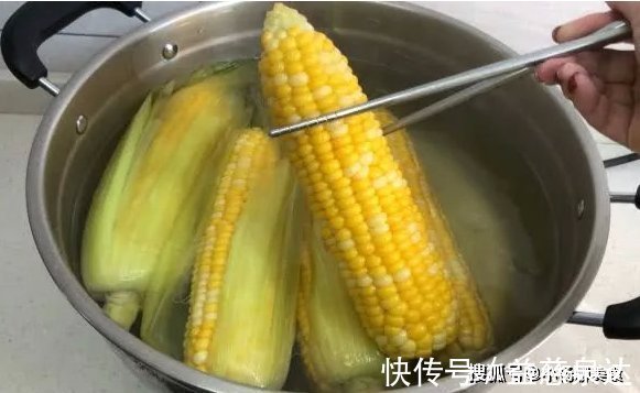 香甜|煮玉米时不要直接下锅,多加一勺它,玉米软糯香甜,营养不流失
